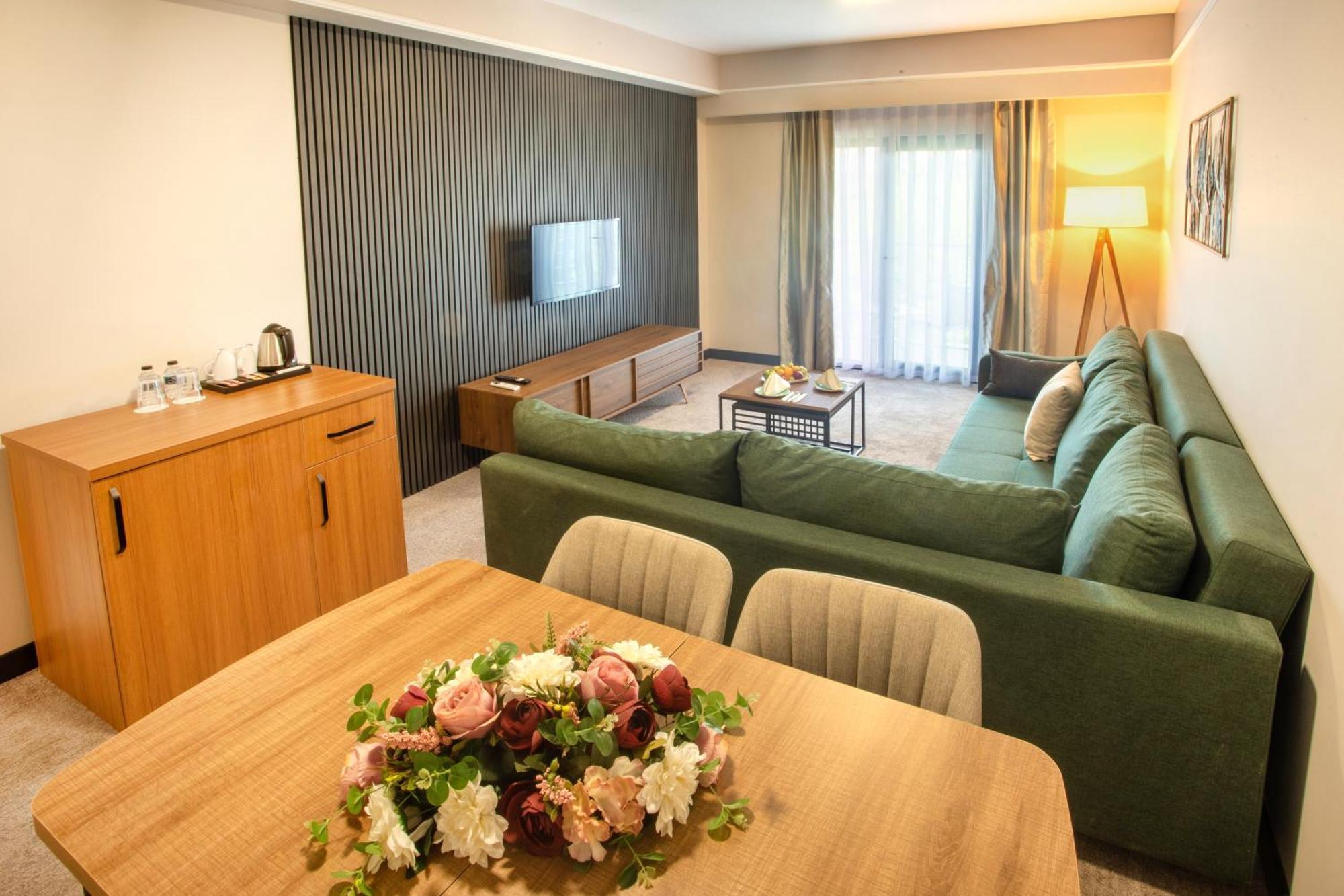 First Joy Hotel ทรับซอน ภายนอก รูปภาพ