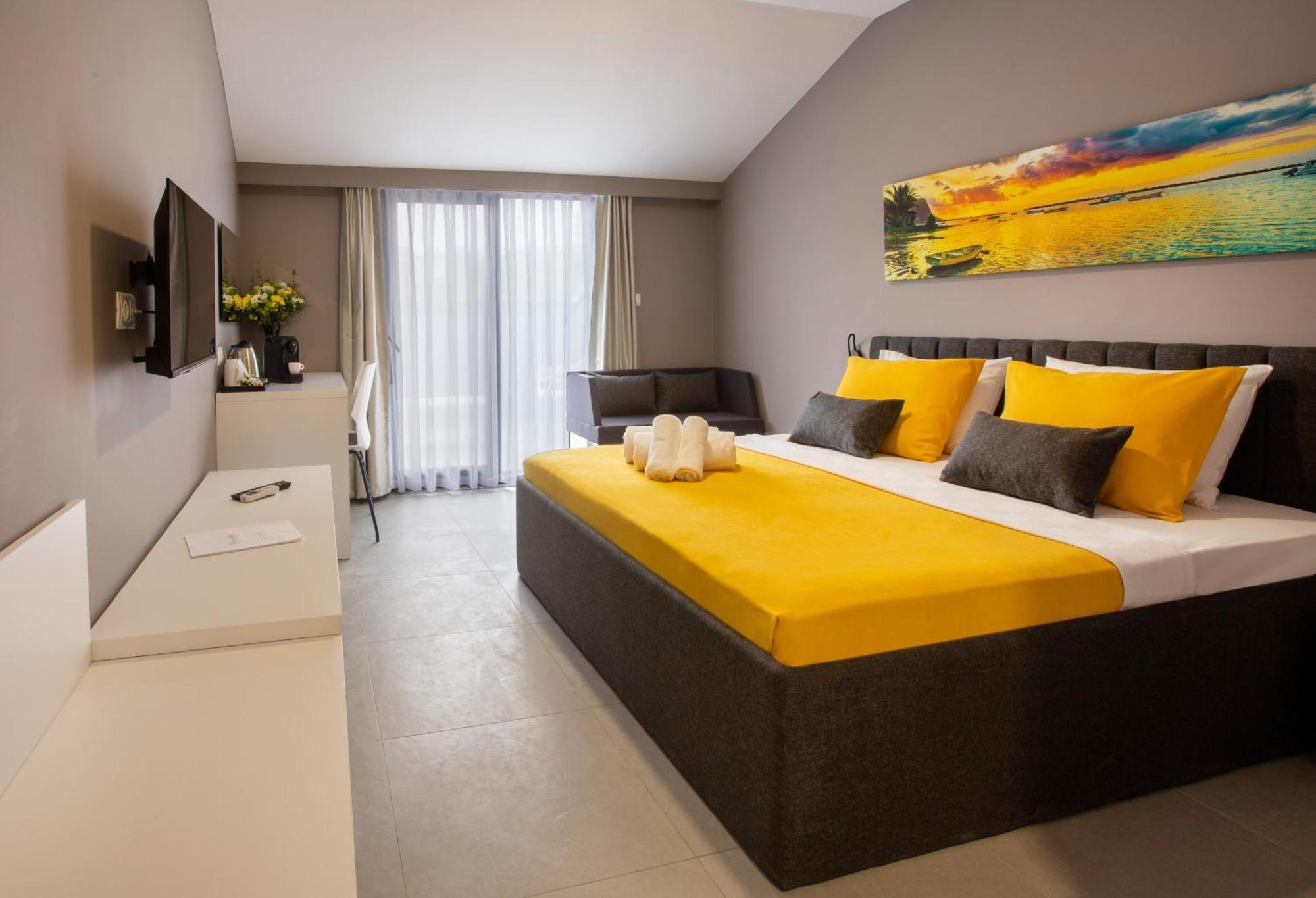 First Joy Hotel ทรับซอน ภายนอก รูปภาพ
